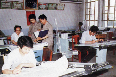 从1984年第一季度到抓治理上挂号周全提高企业素质验收前，，，，接纳分线检查、总结效果、找出差别、提出步伐、限期整改的要领，，，，使各项事情在整理中牢靠提高，，，，在牢靠提高中举行再整理，，，，再提高。。。。