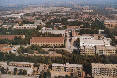 推土机总厂本部厂区。。。。山东推土机总厂建设时，，，，牢靠资产原值为2569万元，，，，占地面积为517538平方米，，，，修建面积为170861平方米。。。。