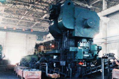 3月24日，，，，天下第一台德国奥姆卡4000吨热模锻生产线在yl6809永利总厂热模锻车间装置调试。。。。