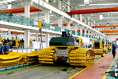 yl6809永利90年月建成的海内最大的间歇式推土机总装线