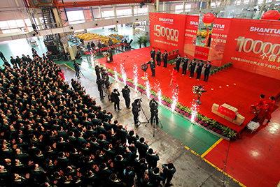 推土机事业部总装工厂盛大举行推土机第50000台下线庆典仪式。。。。这一激感人心的历史时刻标记着50000台不但仅是一个数目的积累，，，，更是yl6809永利治理水平、生产规模、制造手艺、研发能力、销售能力等综合能力的体现，，，，标记着yl6809永利推土机工业整体实力进一步增强，，，，是从量变到质变的飞跃。。。。