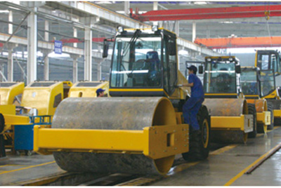 2002年2月，，，，由履带厂开发研制的YZ18液压振动压路机，，，，顺遂下线。。。。