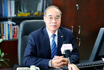 张秀文董事长在接受中国山东网专题采访时，，，，就公司践行“忠实鲁商”倡树行动举行回覆，，，，介绍了yl6809永利把“仁义、诚信、忠实”的文化精髓融入到生产谋划的全历程的典范做法和“诚敬做产品，，，，诚信做企业”的谋划理念，，，，在工程机械行业树立起了“厚德坚韧”的山东国企形象