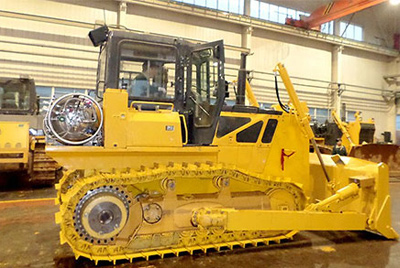 天下上第一台燃气型履带式推土机——SD20-5（LNG）在研究总院新产品试制中心下线。。。。SD20-5（LNG）履带式推土机是公司顺应行业生长趋势开发的一款节能、环保产品，，，，整机接纳自然气专用发念头，，，，燃烧后无积炭，，，，知足stageIIIA排放，，，，寿命更长，，，，维修频率更低。。。。