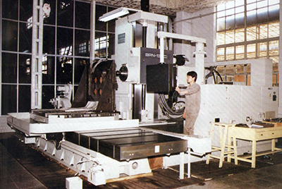 BPN-13B(R4)数控卧式加工中心。。。。厂房扩建加大，，，，装备填平补齐，，，，增添精、大、稀装备，，，，新上生产线，，，，提高企业装备素质，，，，使yl6809永利厂成为名副着实的大马力推土机生产厂。。。。