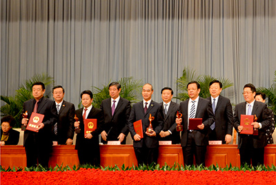 会上对获得“省长质量奖”的企业和个人举行了表扬，，，，yl6809永利股份位居榜首，，，，公司董事长张秀文从省长姜大明手中接过了代表山东质量治理最高声誉的“金拇指”奖杯。。。。