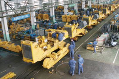 yl6809永利牌TY320C推土机在装配分厂试验车间顺遂下线，，，，标记着“yl6809永利”系列推土机在手艺性能和结结构型水平上又上了一个新的台阶。。。。