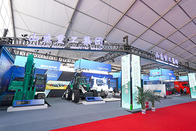 2023跨国公司与中国主题展在青岛国际聚会中心海上大坝举行，，，， yl6809永利股份携EE225电挖、SRD13-C6U无人驾驶压路机和纯电装载机随团参展。。。。